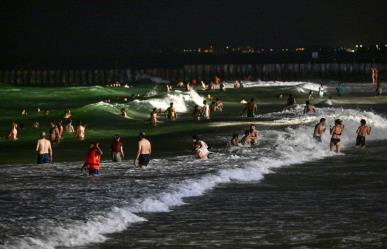 En Dubai deciden abrir las playas por la noche debido a las altas temperaturas