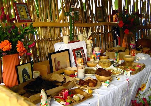 ¿Qué comida debe llevar un altar de Hanal Pixán?