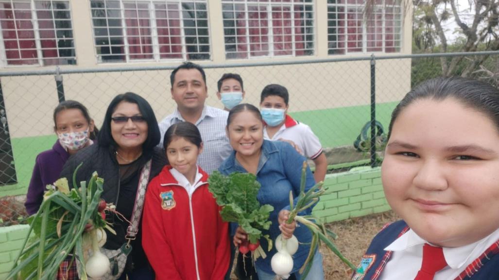 Maestro enseña a sus alumnos sembrar sus propias hortalizas