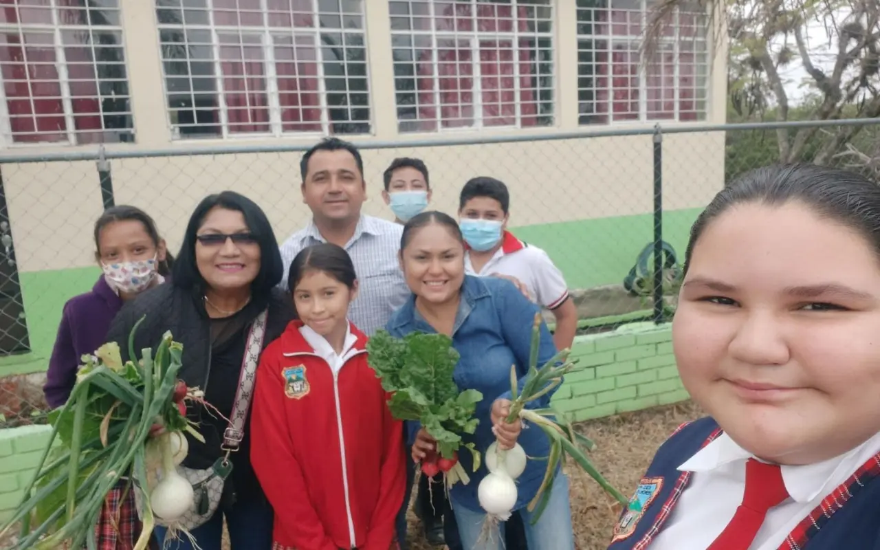 El maestro Martín enseña a sembrar y cosechas a sus alumnos. Foto: Victoria Jiménez