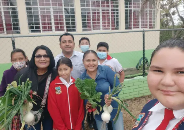 Maestro enseña a sus alumnos sembrar sus propias hortalizas