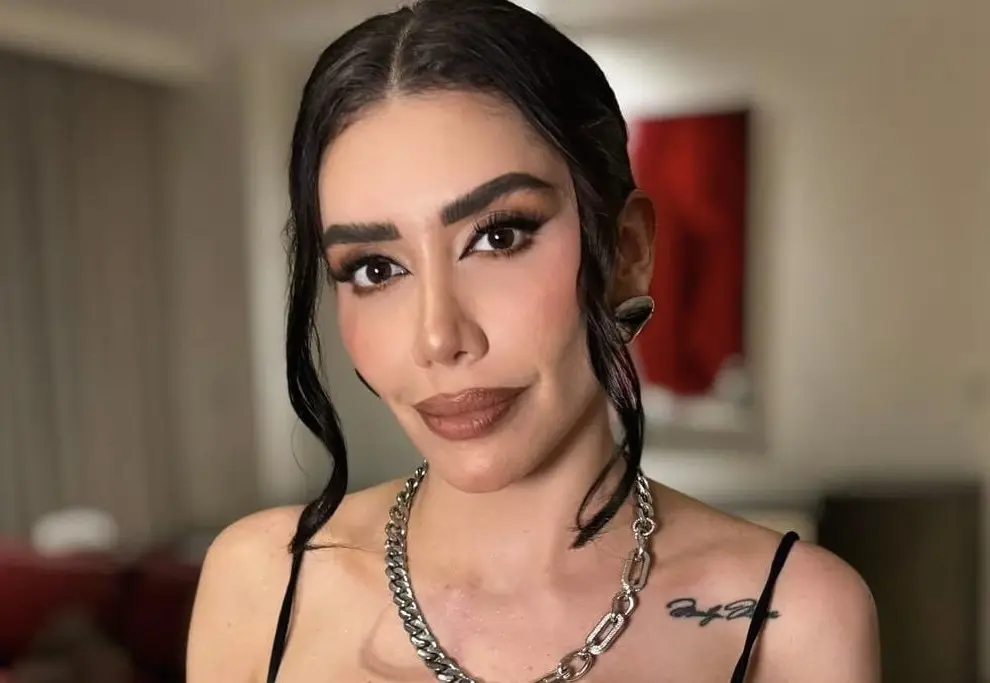 Karime Pindter, sufre caída en show en Monterrey (VIDEO)