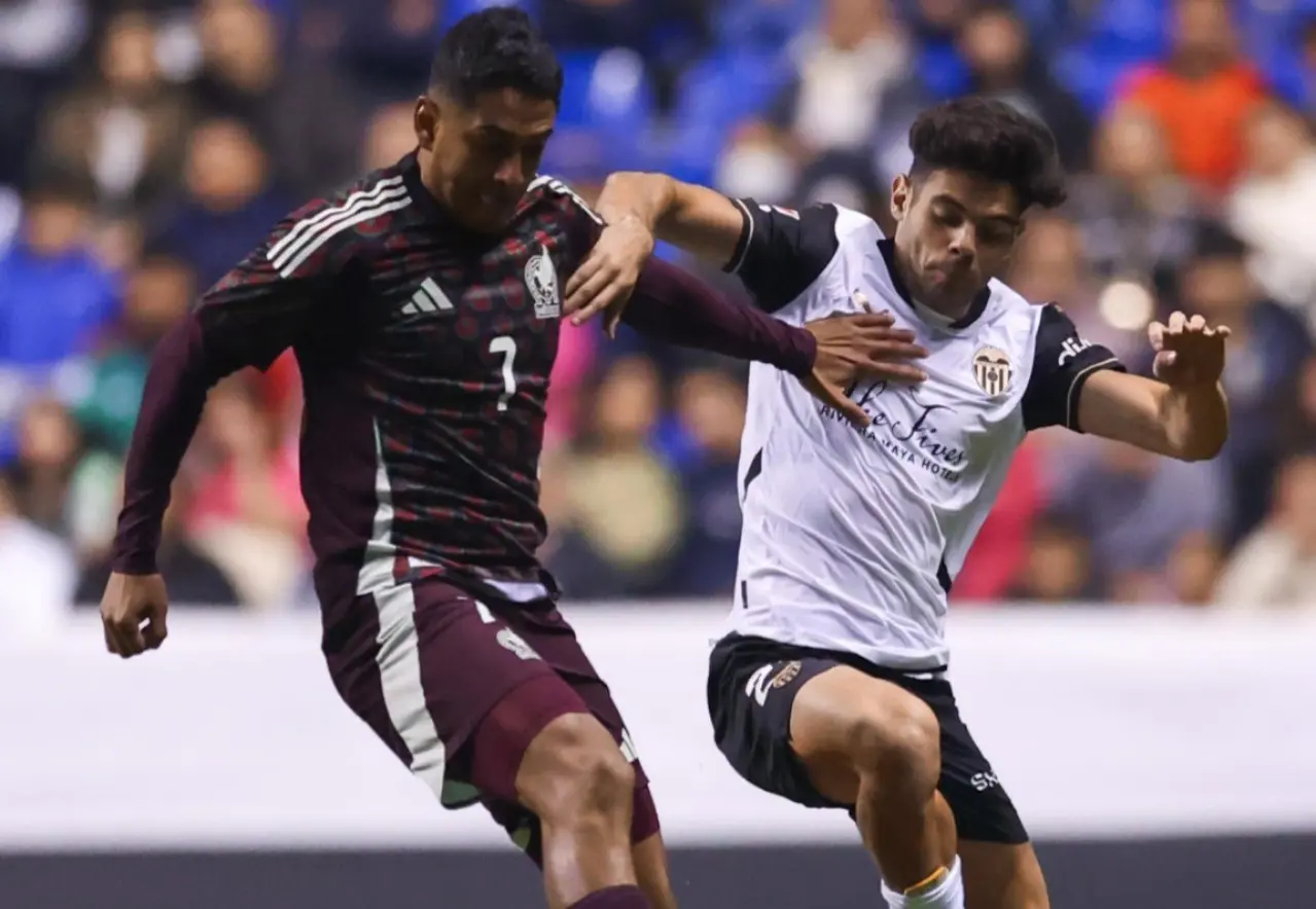 Jugadores de México y Valencia en el juego disputado en Puebla. Foto: AS México.