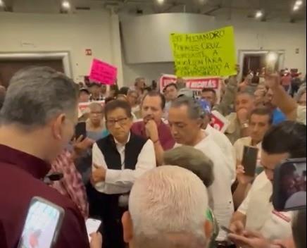 Protestan miembros de ejido San Nicolás durante asamblea informativa de Morena