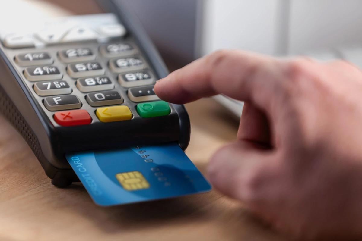 Persona realizando un pago con tarjeta de crédito en una terminal. Foto: Vanguardia.