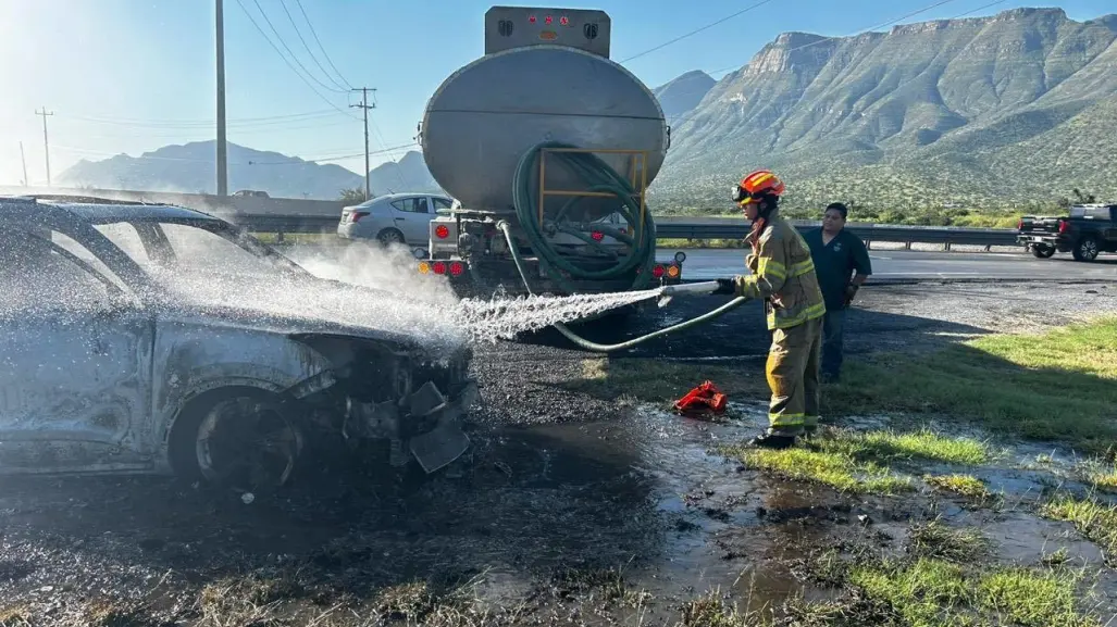 Cortocircuito desata incendio en vehículo compacto en Santa Catarina