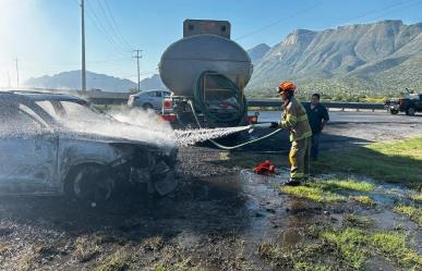 Cortocircuito desata incendio en vehículo compacto en Santa Catarina
