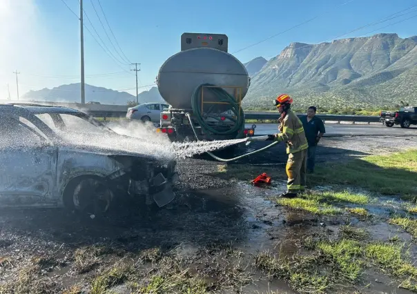 Cortocircuito desata incendio en vehículo compacto en Santa Catarina