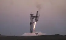 SpaceX captura propulsor con brazos mecánicos tras lanzamiento de Starship