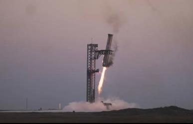 SpaceX captura propulsor con brazos mecánicos tras lanzamiento de Starship