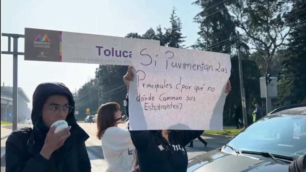 Universitarios bloquean “Las Torres” en Toluca; exigen banquetas y mejores vías