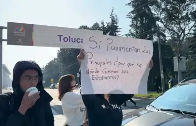 Universitarios bloquean “Las Torres” en Toluca; exigen banquetas y mejores vías