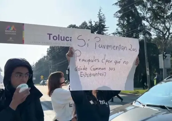 Universitarios bloquean “Las Torres” en Toluca; exigen banquetas y mejores vías