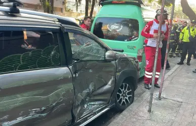 ¡Sin heridos! Choque de urvan de transporte público y auto compacto en la MIH