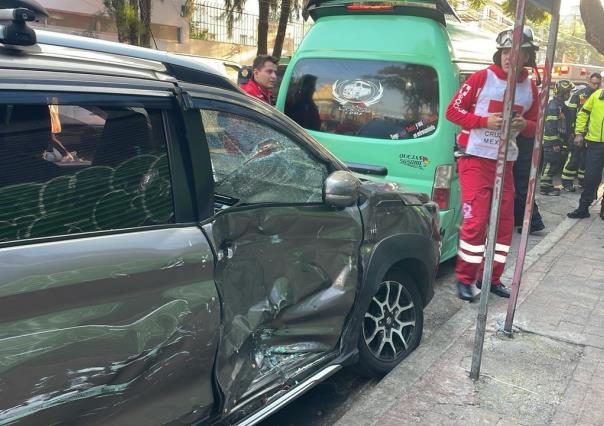 ¡Sin heridos! Choque de urvan de transporte público y auto compacto en la MIH
