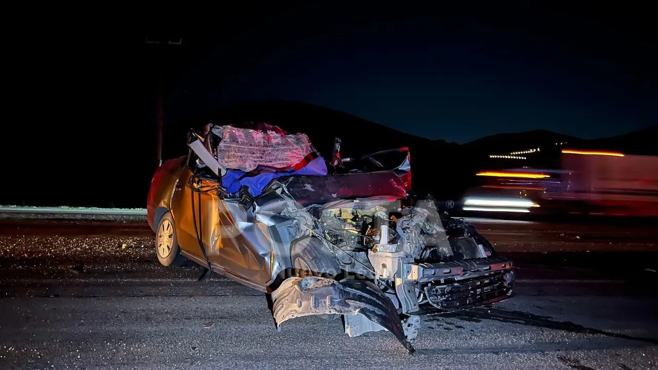 Auto que estuvo involucrado en el accidente vial, totalmente destrozado. Foto: POSTA MX.