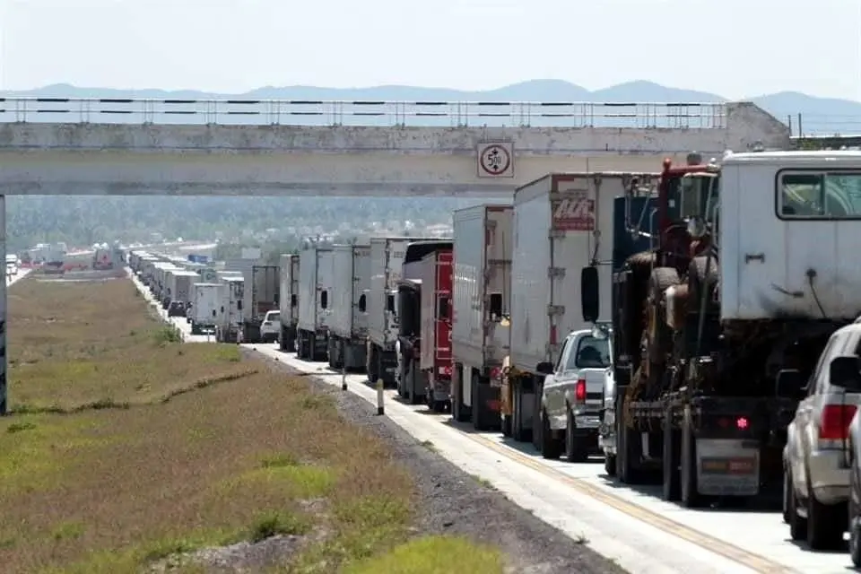 Según datos de la revista especializada Invest in Tamaulipas, alrededor de 12,500 camiones utilizan la vía cada día, aunque algunos cálculos más altos sugieren que podrían ser hasta 15,000. Foto: Redes sociales