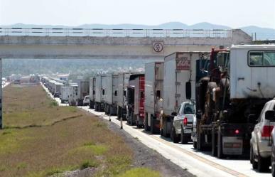 Largas filas en la autopista Monterrey-Nuevo Laredo causan pérdidas millonarias