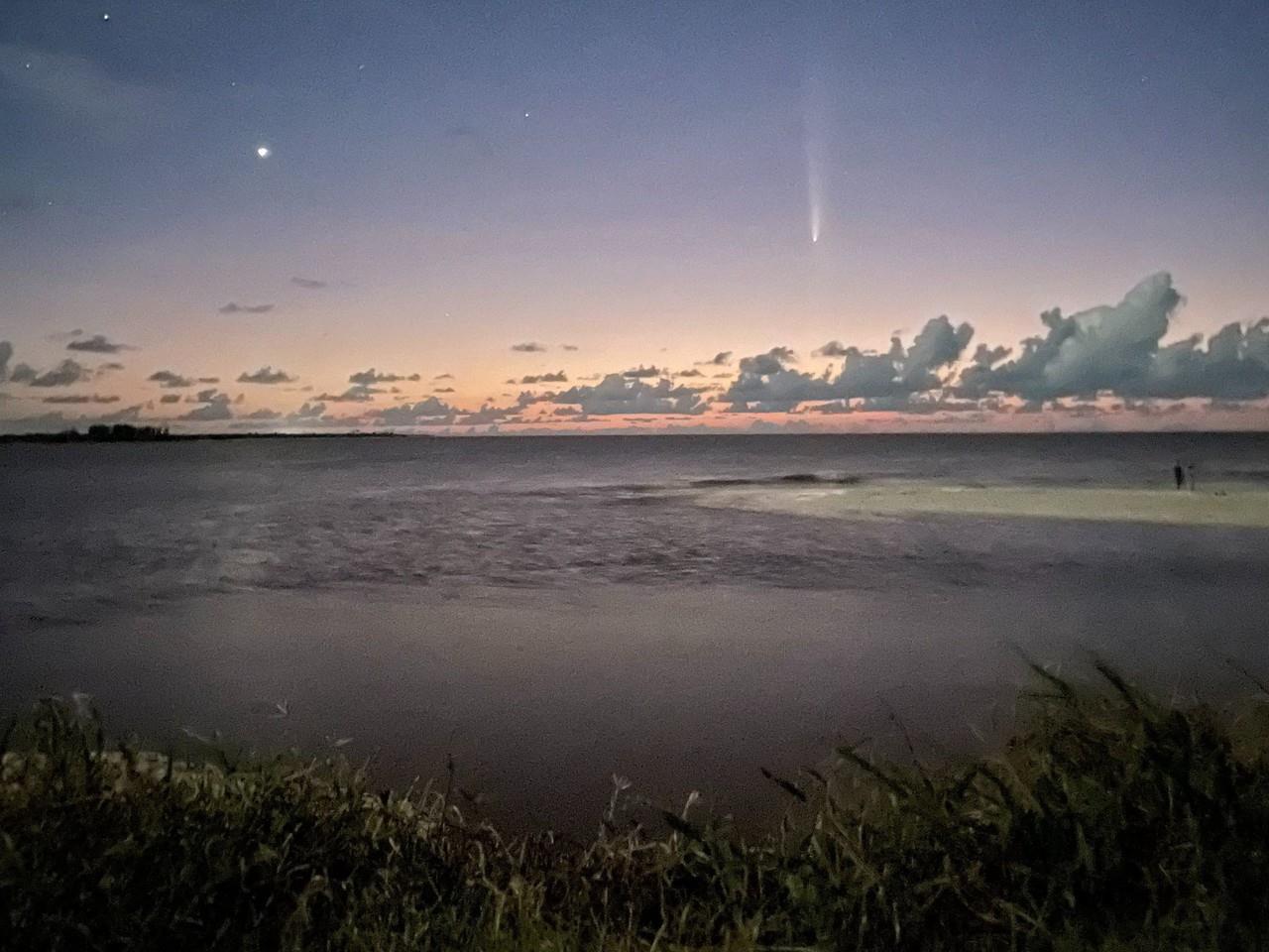 El cometa Tsuchinshan-ATLAS ofrece un espectáculo a los yucatecos pues se puede ver a simple vista durante este mes en la región.- Fotos de José García