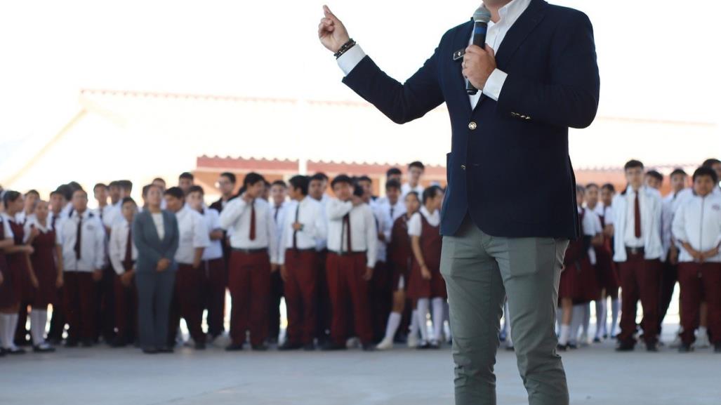 Manuel Guerra Cavazos visita secundaria por Lunes Cívico en García