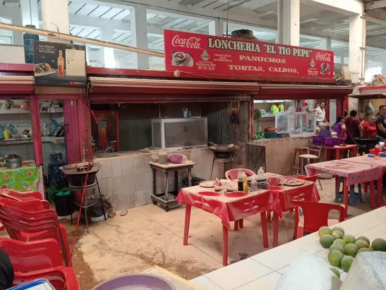 Dos personas resultaron lesionadas luego que se registrada un incendio en el interior del mercado de Ticul.- Foto de Narrando el Día