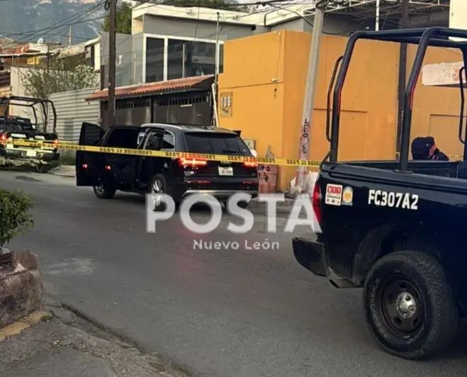 Camioneta con placas de Texas tras ser interceptada por policías de Fuerza Civil. Foto: POSTA MX.