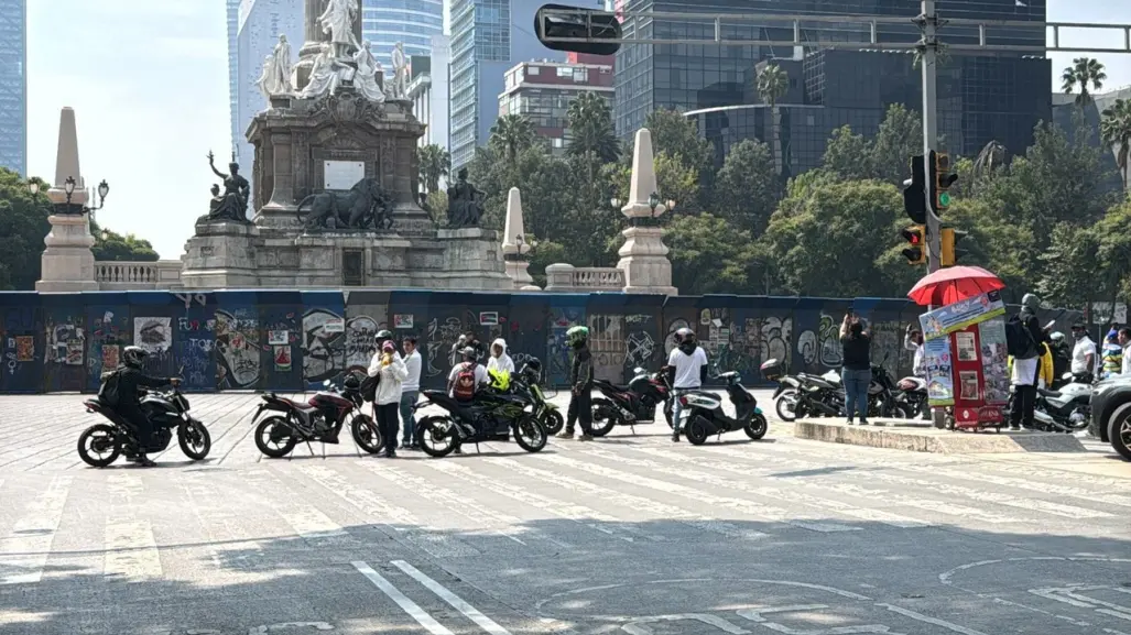 ¡Ponerse en regla! El dilema de repartidores que cierran Paseo de la Reforma