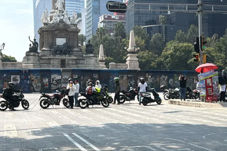 ¡Ponerse en regla! El dilema de repartidores que cierran Paseo de la Reforma