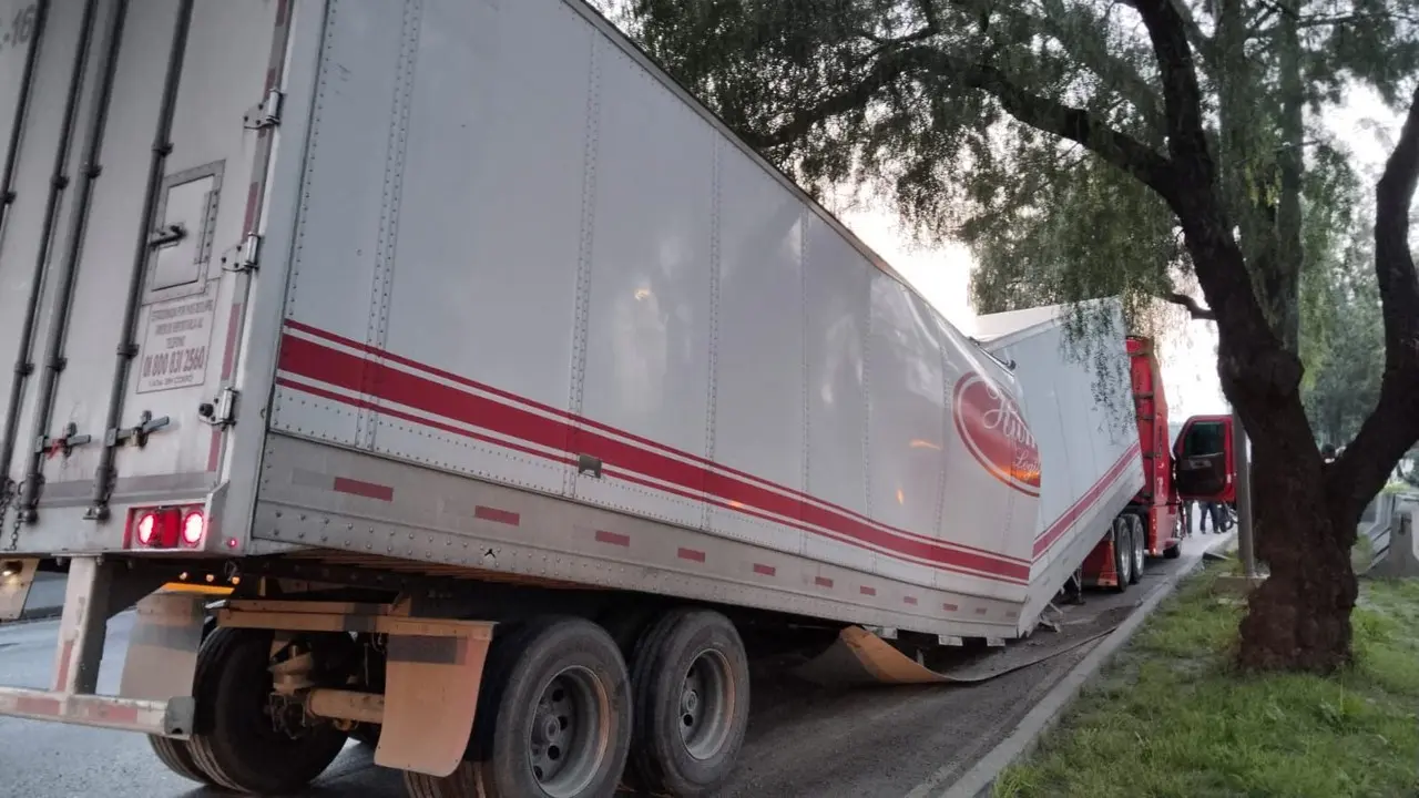 Trailers causan caos vehicular en Iztapalapa. Foto: Ramón Ramírez