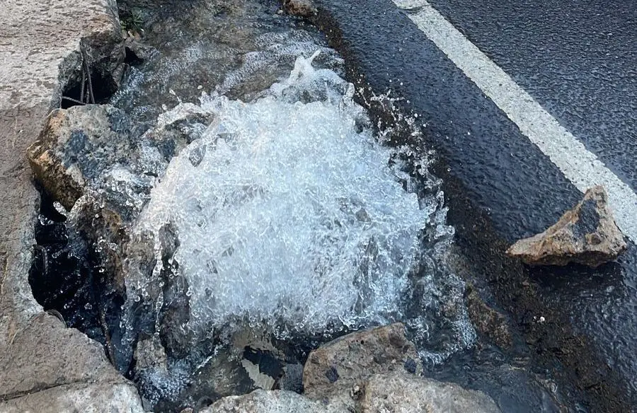 Fuga de agua en la Miguel Hidalgo. Foto: Ramón Ramírez