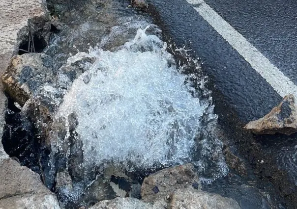 ¡Aguas con el agua! Por fuga se derraman cientos de litros en la Miguel Hidalgo