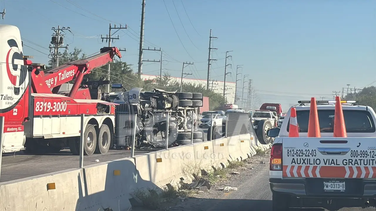 Camión volcado tras el accidente vial en la Carretera a Laredo. Foto: POSTA MX.