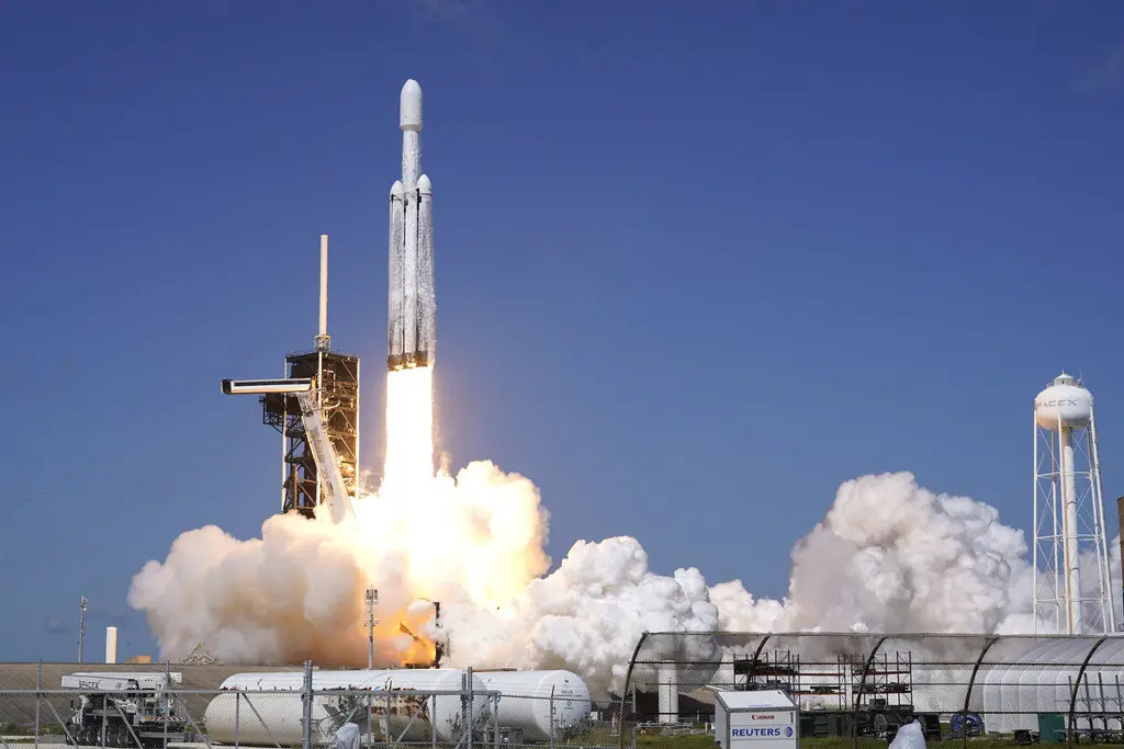 Un cohete Falcon Heavy de SpaceX que porta una nave espacial de la NASA con destino a Júpiter despega de la plataforma 39A del Centro Espacial Kennedy, el lunes 14 de octubre de 2024, en Cabo Cañaveral, Florida. (AP Foto/John Raoux)