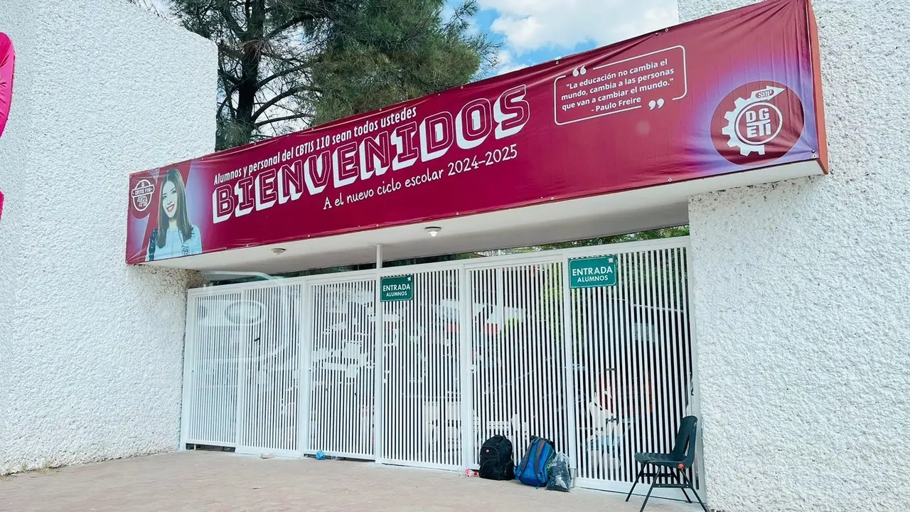 Por lo pronto, y hasta el cierre de esta edición, los miembros de la planilla que fue sancionada se encuentran aglutinados al interior del bachillerato. Fotos: Jesús Carrillo.