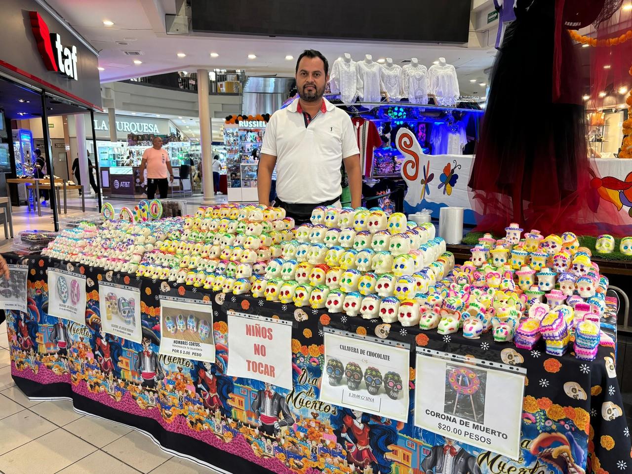 En el centro de Monterrey, una familia ofrece calaveritas de azúcar. Foto: Diego Beltrán.