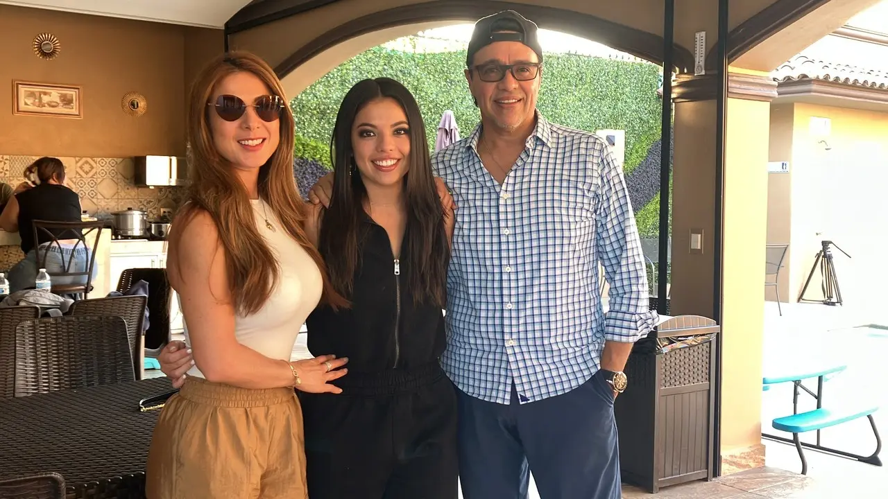 Priscila y Gustavo Ángel junto a su hija Sara durante la filmación del videoclip Ephemeral tema interpretado y compuesto por la joven. Fotos. Arturo González.
