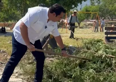 Jesús Nava realizando trabajos de desmalezado de parques junto a trabajadores municipales. Foto: Instagram Jesús Nava.