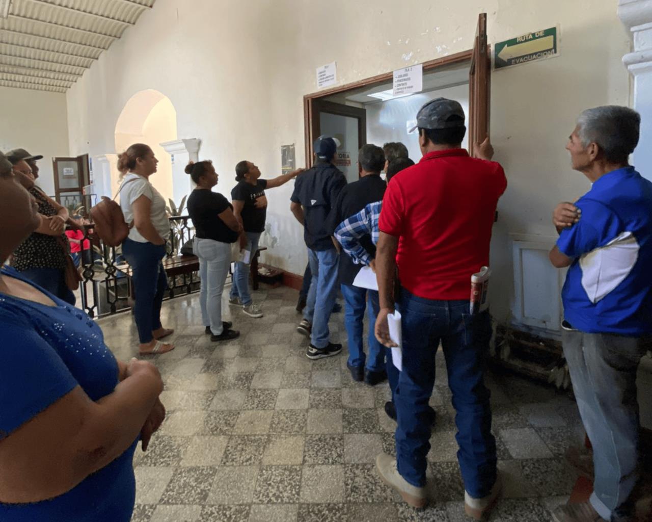 El día de hoy se dieron cita a la presidencia municipal todos los beneficiados del ayuntamiento a recibir sus pagos por parte del ayuntamiento.  Foto: Sanju Pineda