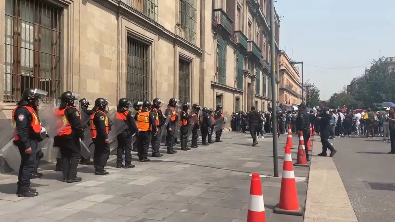 Policías de la SSC de la CDMX fuera de Palacio Nacional.   Foto: Ramón Ramírez