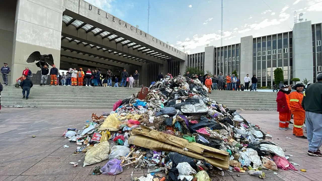 Trabajadores de limpia dejan basura en alcaldía Cuauhtémoc. Foto: Ramón Ramírez