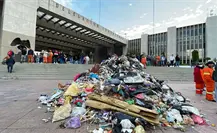 Trabajadores de limpia tiran basura en explanada de Cuauhtémoc por falta de pago
