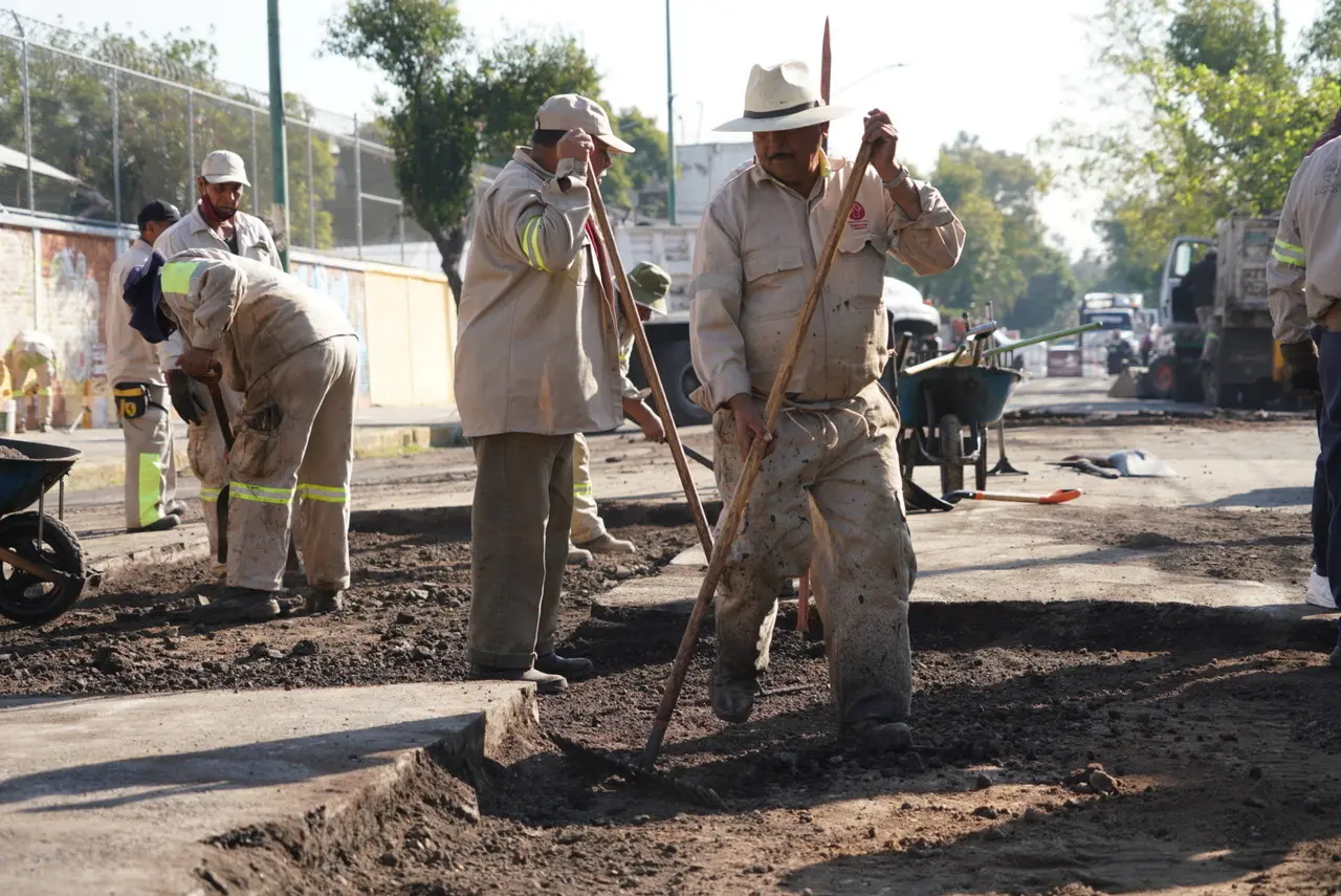 Trabajadores del Gobierno CDMX cubriendo baches. Foto: @mauriciotabe