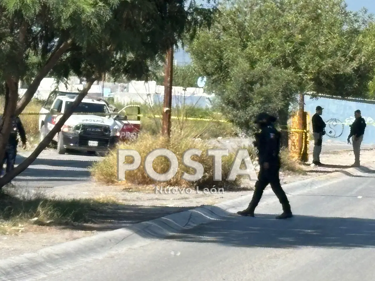 Autoridades municipales en el terreno baldío donde fue hallado el cuerpo. Foto: POSTA MX.