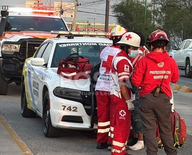 Paramédicos atendiendo al hombre herido en el carril exclusivo de la Ecovía. Foto: POSTA MX.