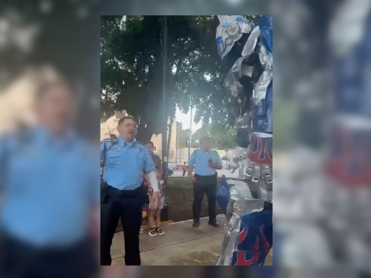 La tarde del martes una persona disfrazada de Óptimus Prime fue sacada de un parque por policías municipales quienes le pidieron el permiso para poder estar ahí.- Foto de redes sociales