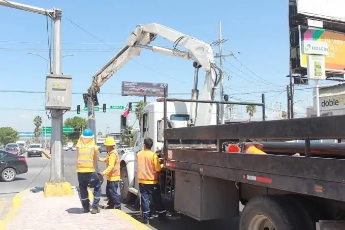 Ya se están instalando los semáforos. (Fotografía: Leslie Delgado)