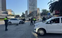 ¡Por pasarse el alto! Automovilista provoca accidente en Reforma