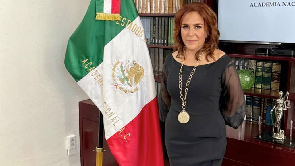 Recibe Fernanda Familiar reconocimiento de la Académia de México