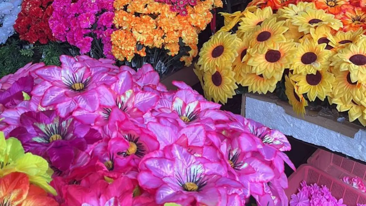Flores artificiales utilizadas para Día de Muertos. Foto: Jesús Carrillo.