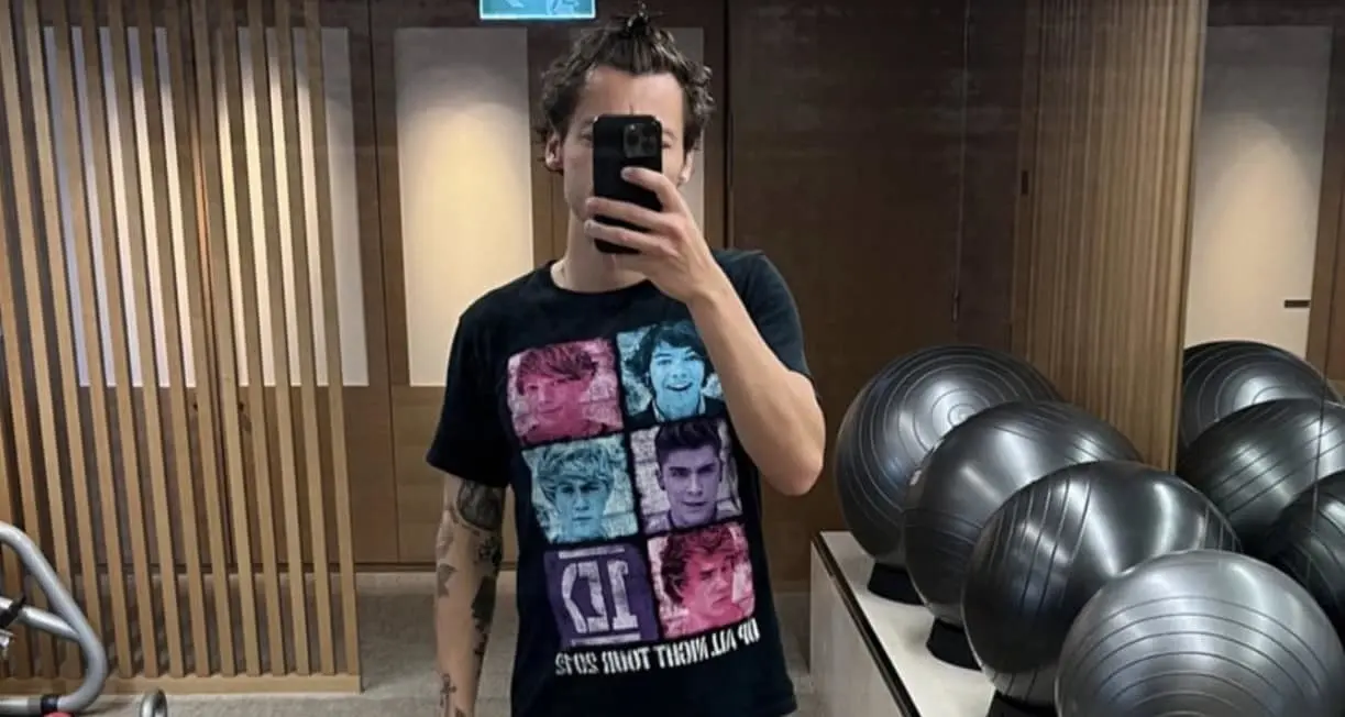 Harry Styles luciendo una playera de One Direction. Foto: Instagram